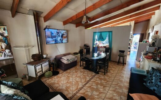 CASA URBANA, BIEN UBICADA EN PASAJE CERRADO